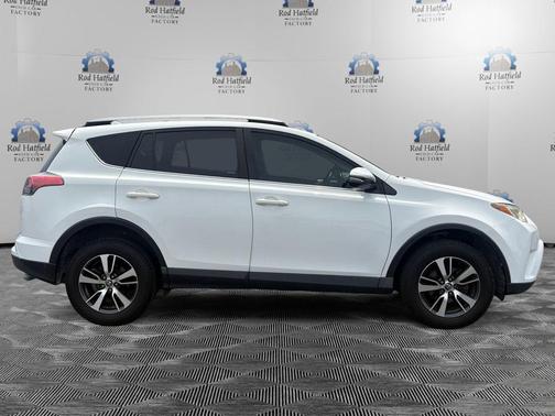 Super White 2018 Toyota RAV4 XLE