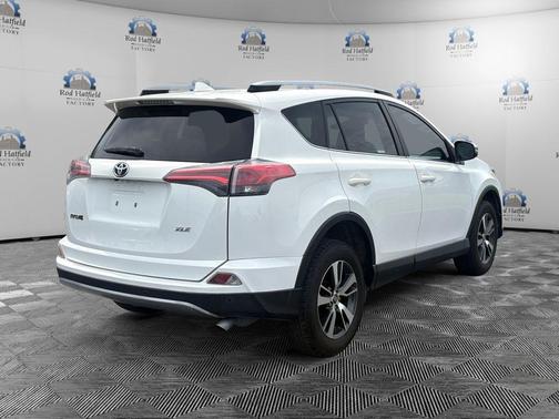 Super White 2018 Toyota RAV4 XLE