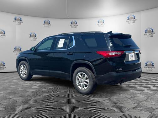 Mosaic Black Metallic 2021 Chevrolet Traverse LT Cloth