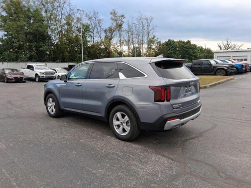 Everlasting Silver 2025 Kia Sorento LX