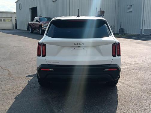 Glacial White Pearl 2023 Kia Sorento LX