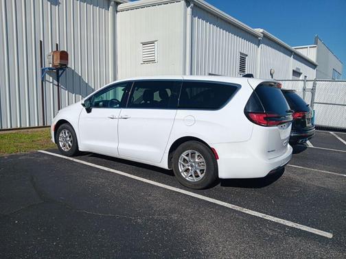 Bright White Clearcoat 2023 Chrysler Pacifica Touring L
