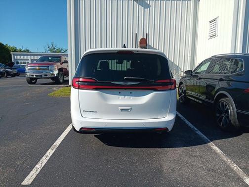 Bright White Clearcoat 2023 Chrysler Pacifica Touring L
