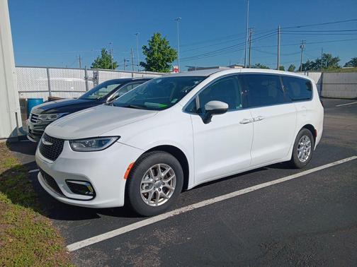 Bright White Clearcoat 2023 Chrysler Pacifica Touring L
