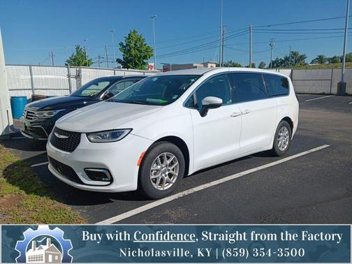 Bright White Clearcoat 2023 Chrysler Pacifica Touring L