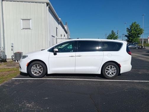Bright White Clearcoat 2023 Chrysler Pacifica Touring L