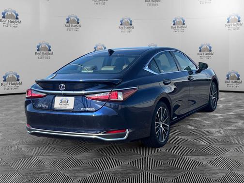2022 Lexus ES 300h Base