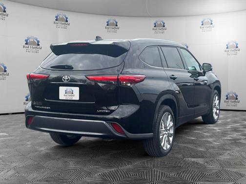 Midnight Black Metallic 2023 Toyota Highlander LE