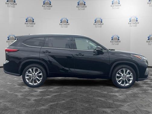 Midnight Black Metallic 2023 Toyota Highlander LE