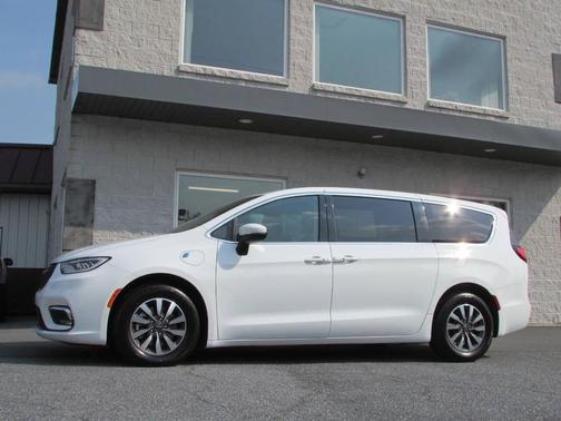 2023 Chrysler Pacifica Hybrid Touring L
