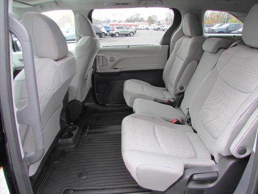 2022 Toyota Sienna LE
