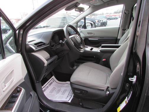 2024 Toyota Sienna LE