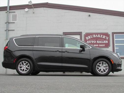 Brilliant Black Crystal Pearlcoat 2021 Chrysler Voyager LXI