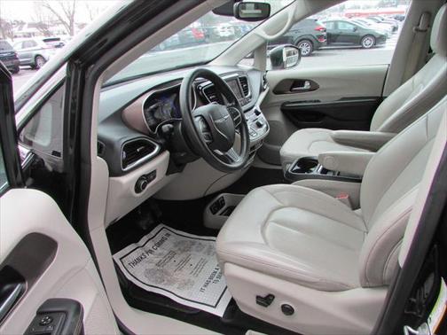 Brilliant Black Crystal Pearlcoat 2021 Chrysler Voyager LXI