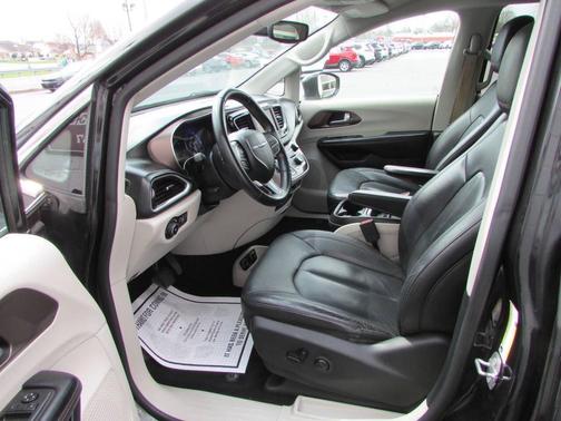 Black 2018 Chrysler Pacifica Touring-L