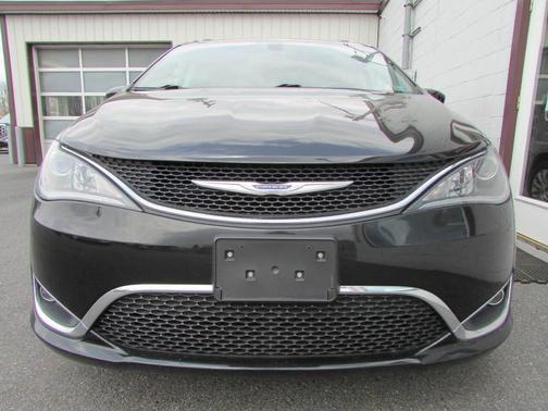 Black 2018 Chrysler Pacifica Touring-L