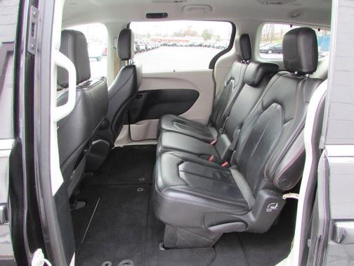 Black 2018 Chrysler Pacifica Touring-L