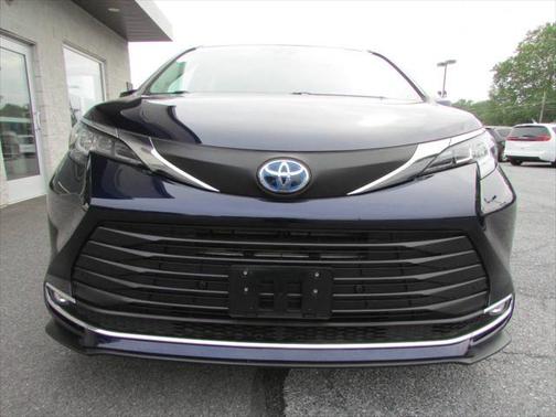 2021 Toyota Sienna XLE 8 Passenger