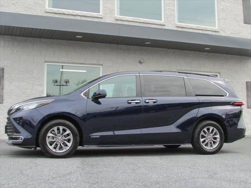 2021 Toyota Sienna XLE 8 Passenger