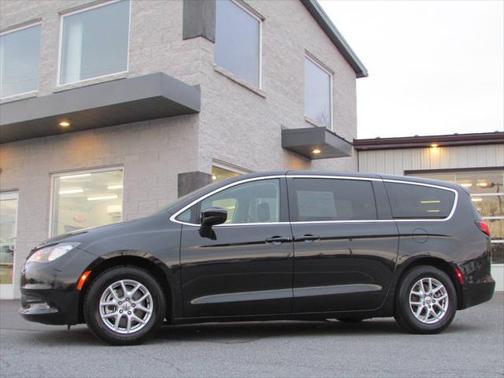 2022 Chrysler Voyager LX