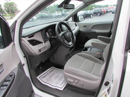 2018 Toyota Sienna LE