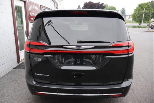 Brilliant Black Crystal Pearlcoat 2023 Chrysler Pacifica Touring L