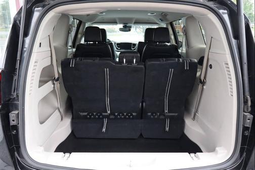 Brilliant Black Crystal Pearlcoat 2023 Chrysler Pacifica Touring L