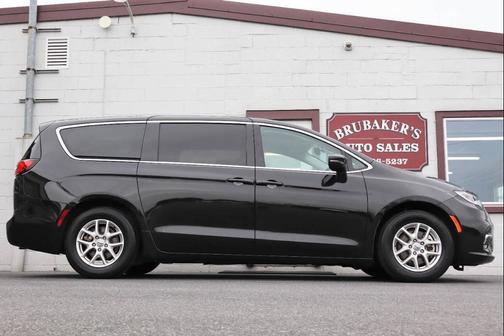 Brilliant Black Crystal Pearlcoat 2023 Chrysler Pacifica Touring L