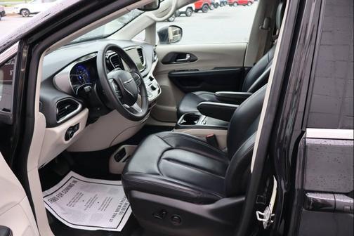 Brilliant Black Crystal Pearlcoat 2023 Chrysler Pacifica Touring L