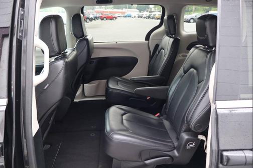 Brilliant Black Crystal Pearlcoat 2023 Chrysler Pacifica Touring L