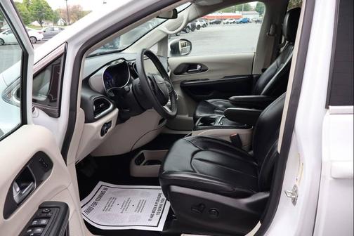 White 2023 Chrysler Pacifica Touring L