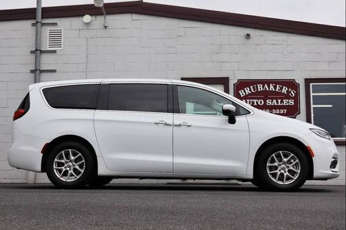 White 2023 Chrysler Pacifica Touring L