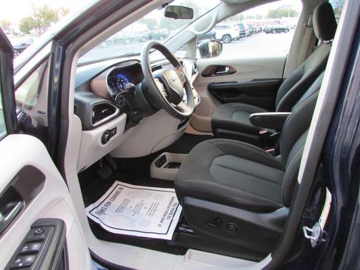 2020 Chrysler Voyager LX