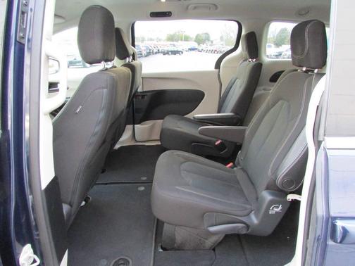 2020 Chrysler Voyager LX