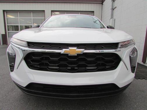 Summit White 2024 Chevrolet Trax LS