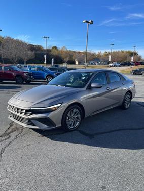 2024 Hyundai ELANTRA SEL