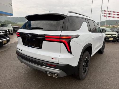 Polar White Tricoat 2027 Chevrolet Traverse AWD Z71
