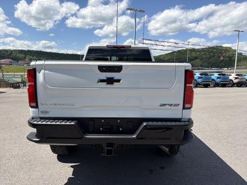 Summit White 2026 Chevrolet Silverado 2500 ZR2