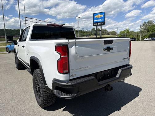 Summit White 2026 Chevrolet Silverado 2500 ZR2
