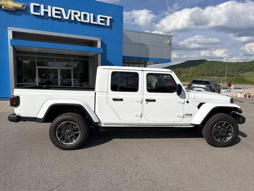 Bright White Clearcoat 2023 Jeep Gladiator Overland