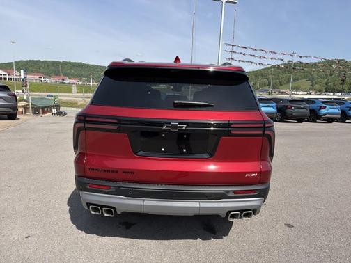 Radiant Red Tintcoat 2026 Chevrolet Traverse AWD Z71