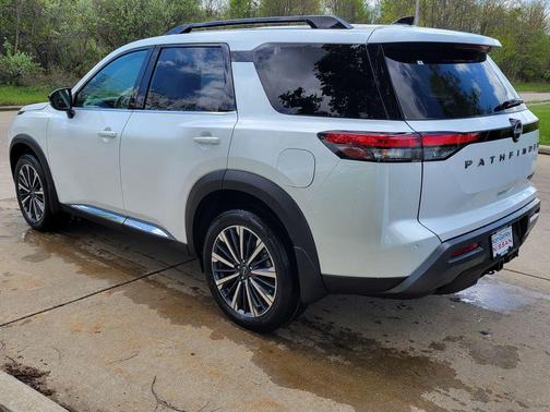 Everest White Pearl Tricoat 2026 Nissan Pathfinder Platinum