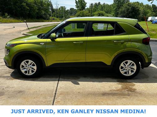 Green Apple 2022 Hyundai VENUE SE