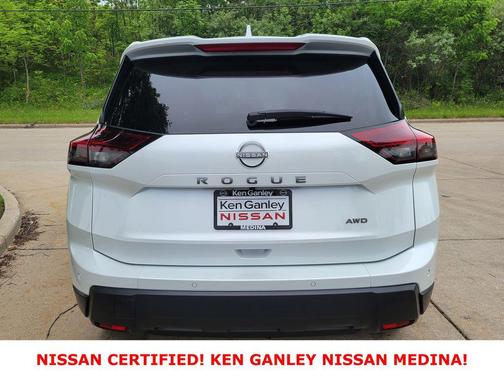 Everest White Pearl 2025 Nissan Rogue SV