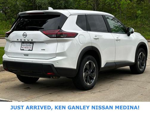 Everest White Pearl 2025 Nissan Rogue SV