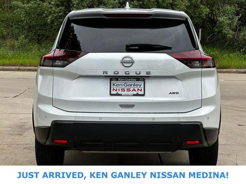 Everest White Pearl 2025 Nissan Rogue SV