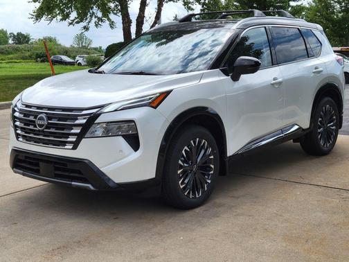 Everest White Pearl/Super Black 2026 Nissan Rogue Platinum