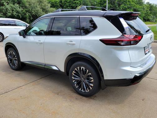 Everest White Pearl/Super Black 2026 Nissan Rogue Platinum