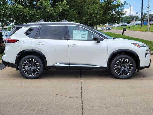 Everest White Pearl/Super Black 2026 Nissan Rogue Platinum