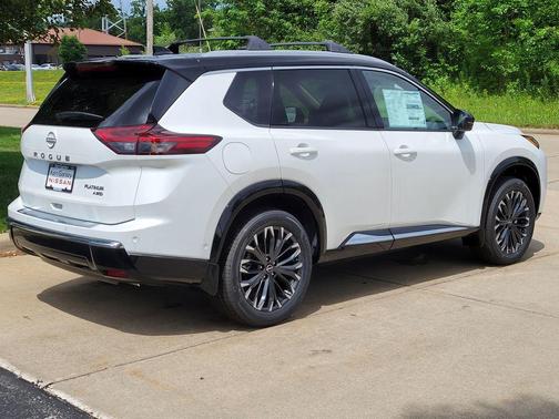 Everest White Pearl/Super Black 2026 Nissan Rogue Platinum